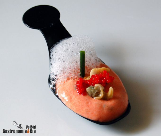 Cuchara de crema de pimiento con aire de berberechos