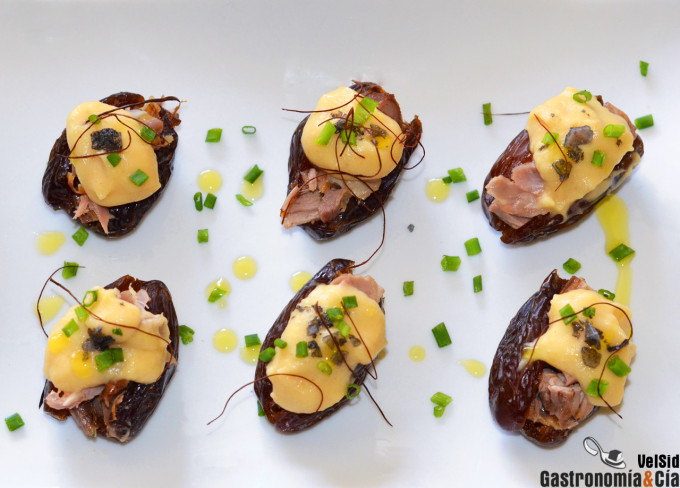 Dátiles rellenos de cordero asado y puré de manzana