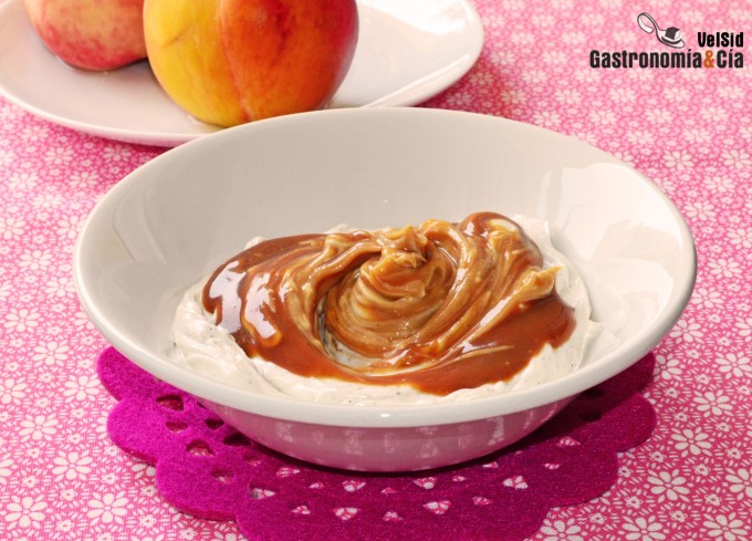 Dip de queso y caramelo para tomar con fruta fresca