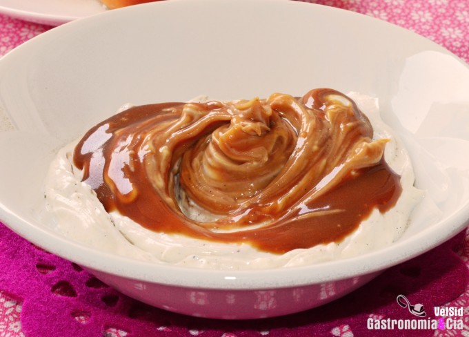 Dip de queso y caramelo para tomar con fruta fresca