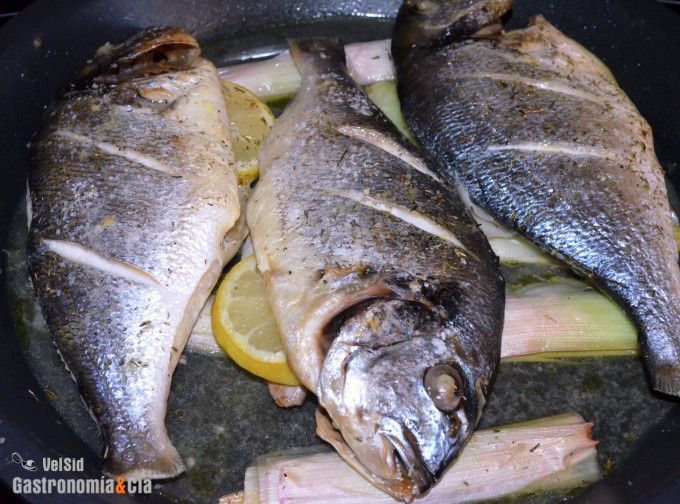 Dorada al horno con rúcula y jamón
