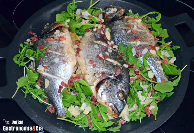 Dorada al horno con rúcula y jamón