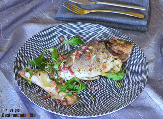 Dorada al horno con rúcula y jamón