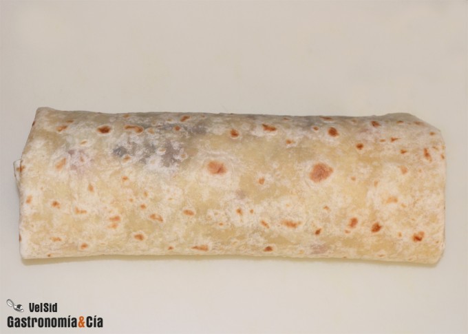 Dürüm de endibias, jamón y scamorza ahumada