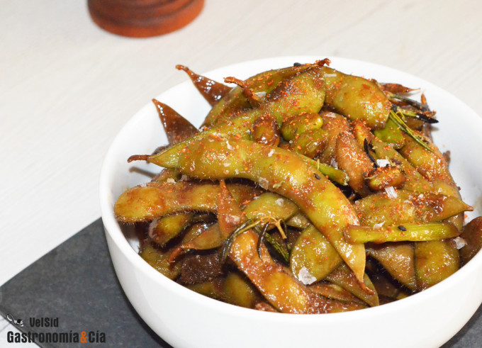 Edamame con ajos tiernos, romero y salsa de ostras