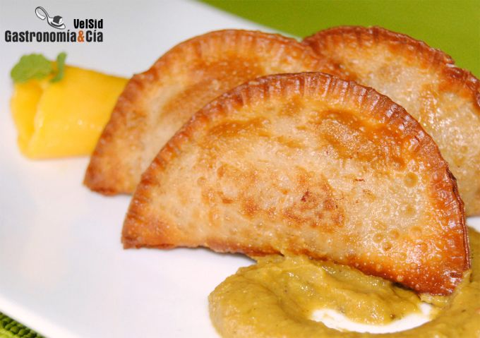 Empanadillas de cordero con salsa curry de berenjena