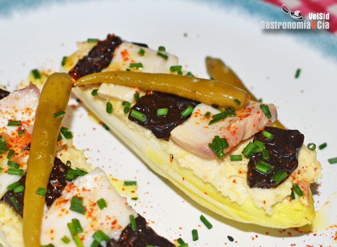 Endibias con paté de ajoblanco y bonito