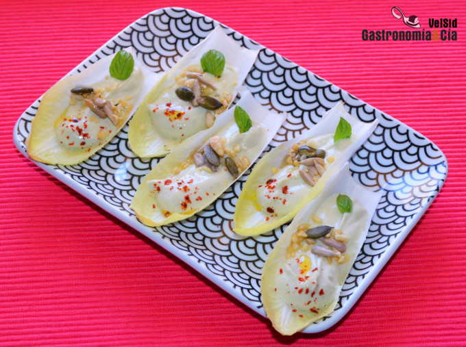 Endibias con tofunesa de albahaca y semillas