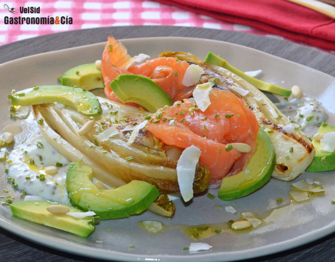 Endivias a la plancha con salmón, aguacate y salsa de y