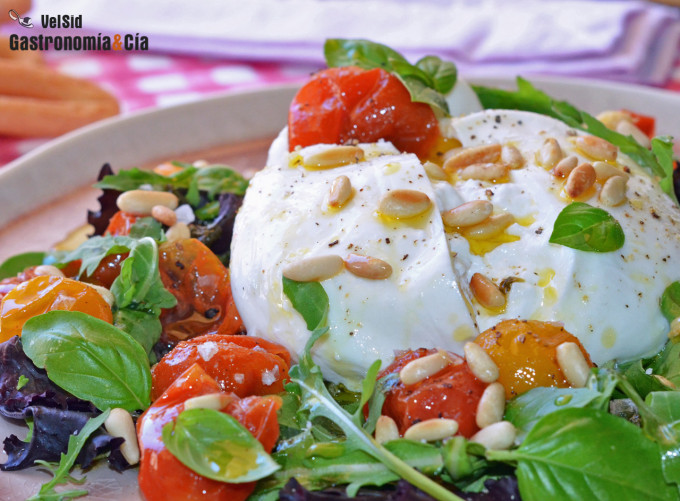 Ensalada de burrata con tomates confitados y piñones