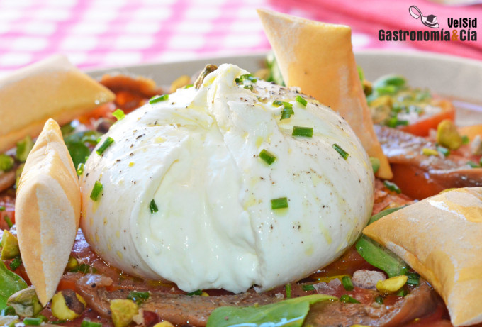 Ensalada de tomate con burrata y sardinas anchoadas