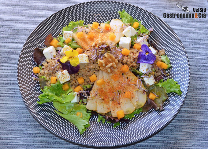 Ensalada templada de quinoa con pera, caqui, queso feta