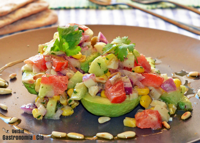 Ensalada de aguacate con palmitos y piñones tostados, u