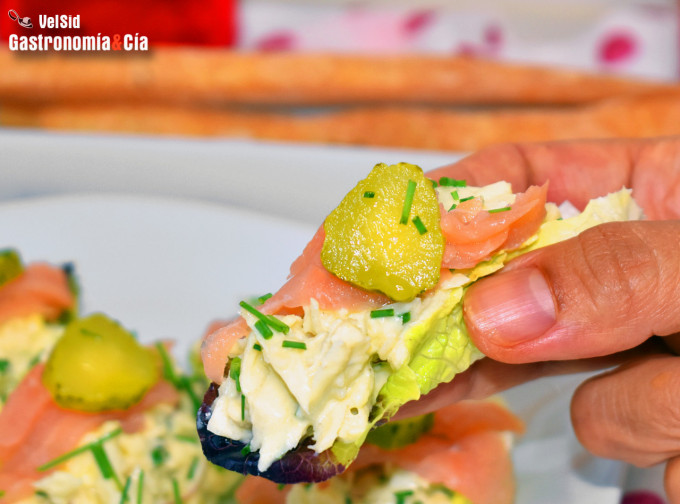Cogollos con ensalada de apionabo y salmón