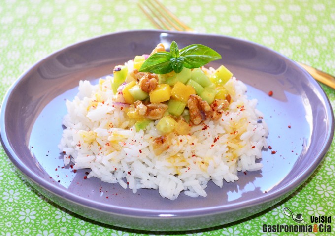 Ensalada de arroz aromático con mango y pepino