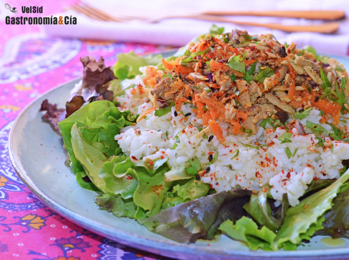 Ensalada de arroz, tofu y zanahoria con aliño de sésamo