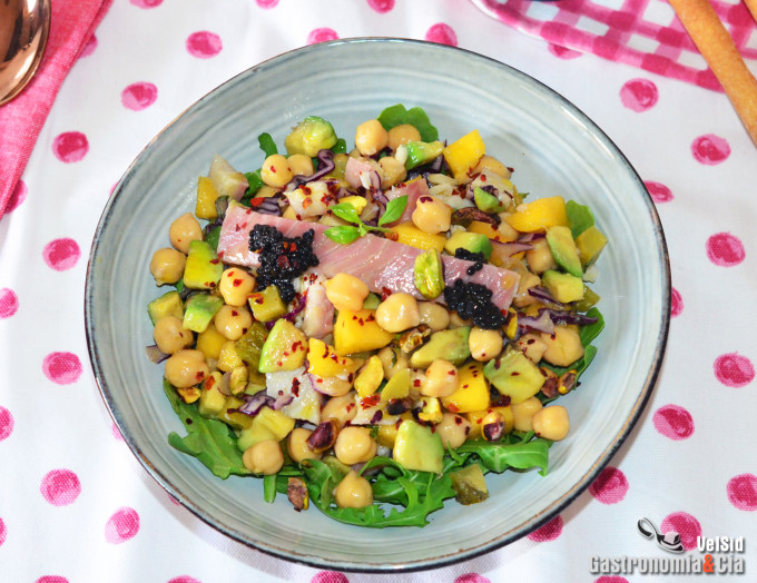 Ensalada de garbanzos con anguila ahumada y vinagreta d