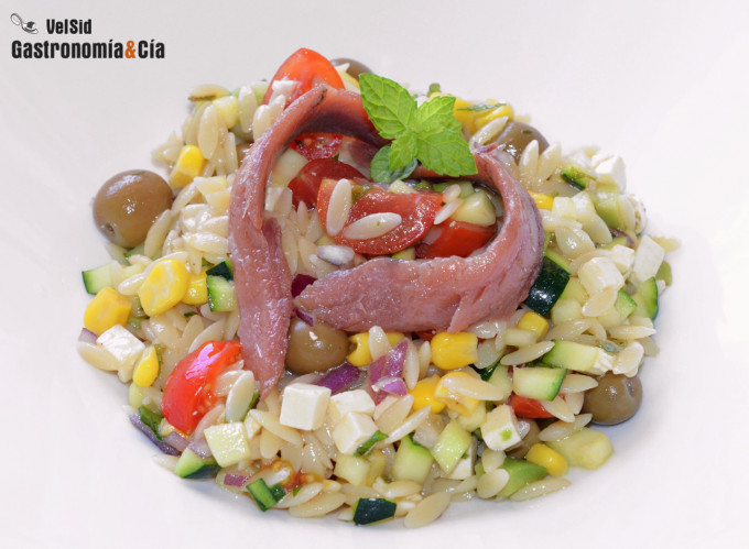 Ensalada de orzo con calabacín y queso feta