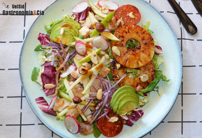 Ensalada de pollo con piña, aguacate y manzana verde