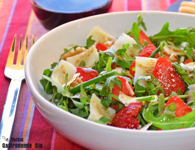 Ensalada de rúcula, fresas y parmesano