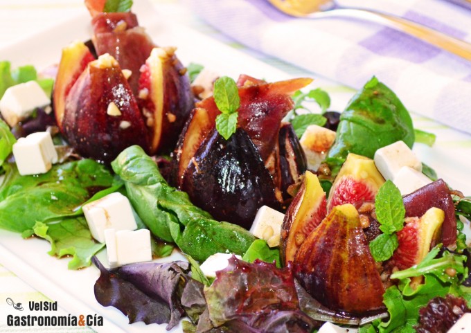Ensalada tibia de higos, jamón y queso feta