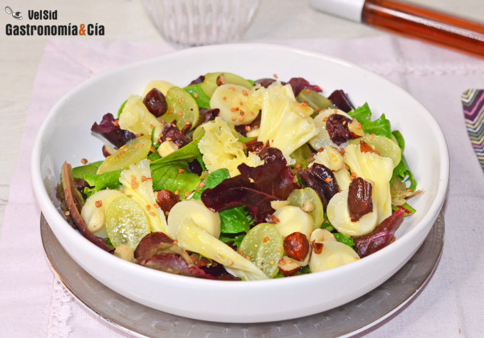 Ensalada de brotes tiernos con uvas y queso Tête de Moi