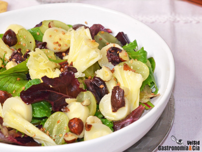 Ensalada de brotes tiernos con uvas y queso Tête de Moi