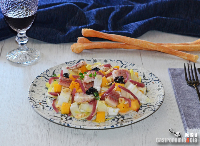 Ensalada de endibias, anguila ahumada y nectarina