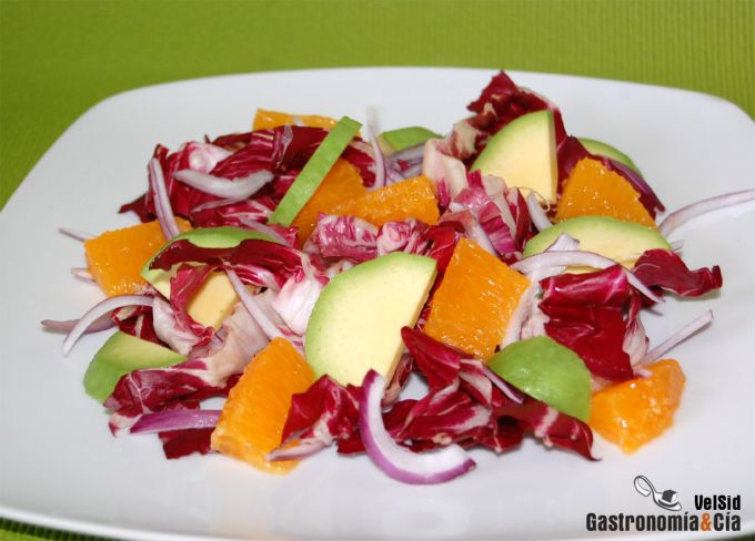 Ensalada de achicoria, aguacate y naranja