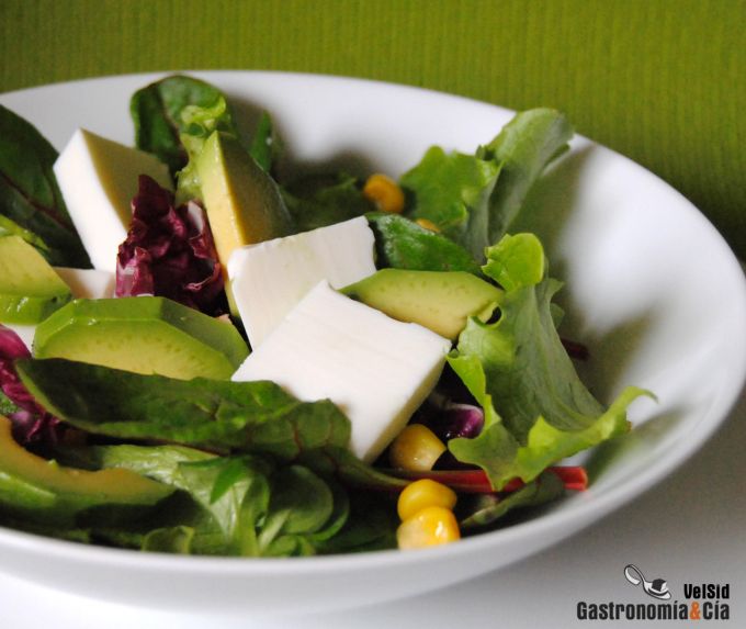 Ensalada de aguacate, queso fresco y aderezo de salsa z
