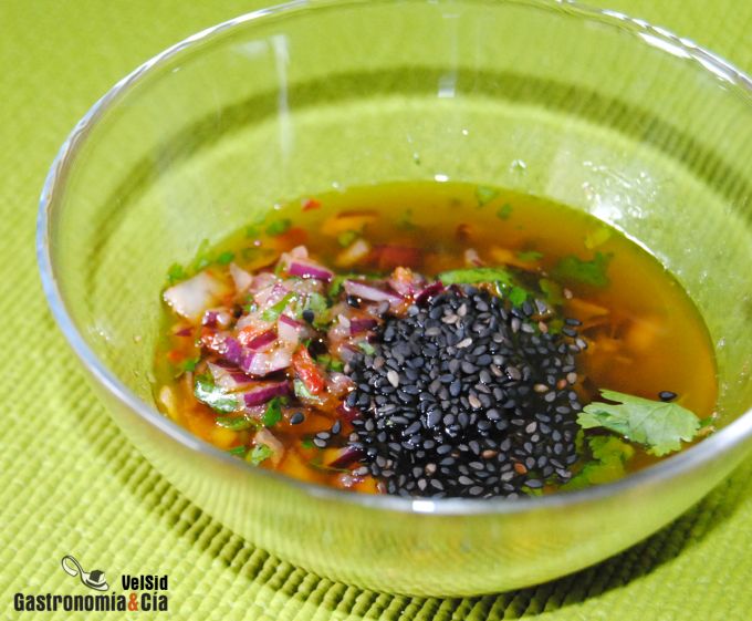 Ensalada de aguacate, queso fresco y aderezo de salsa z