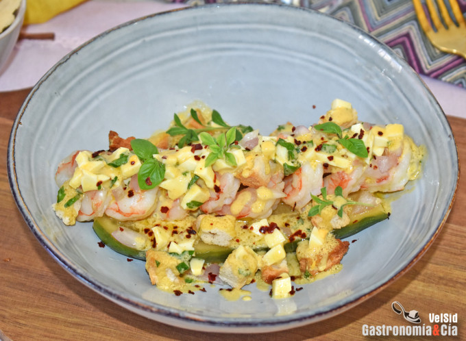 Ensalada de gambas, pepino agridulce y vinagreta