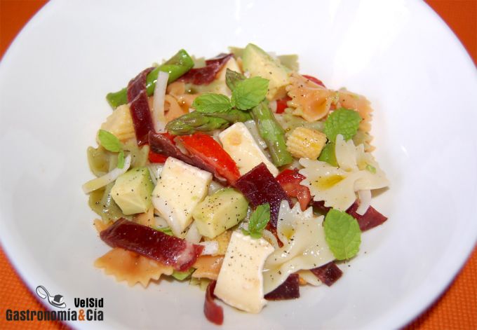 Ensalada de pasta con cecina, aguacate y queso brie