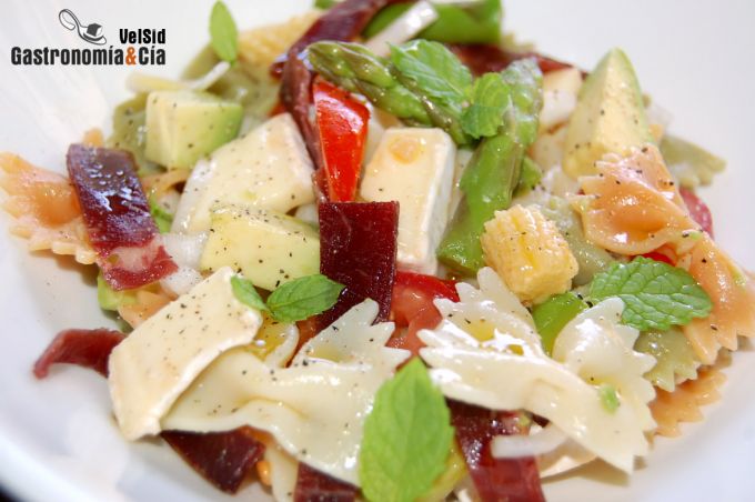 Ensalada de pasta con cecina, aguacate y queso brie
