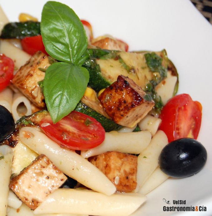 Ensalada de pasta con tofu