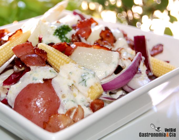 Ensalada de patata con salsa de queso ahumada