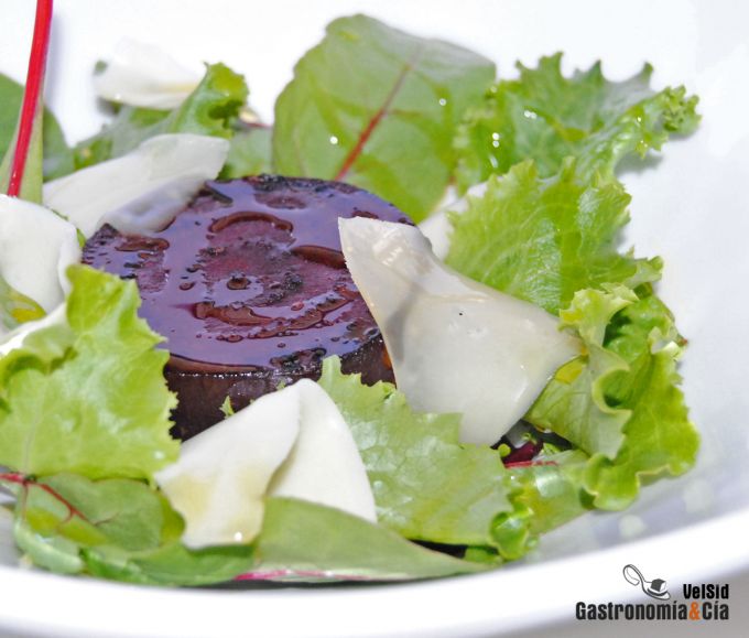Ensalada de remolacha asada y queso San Simón