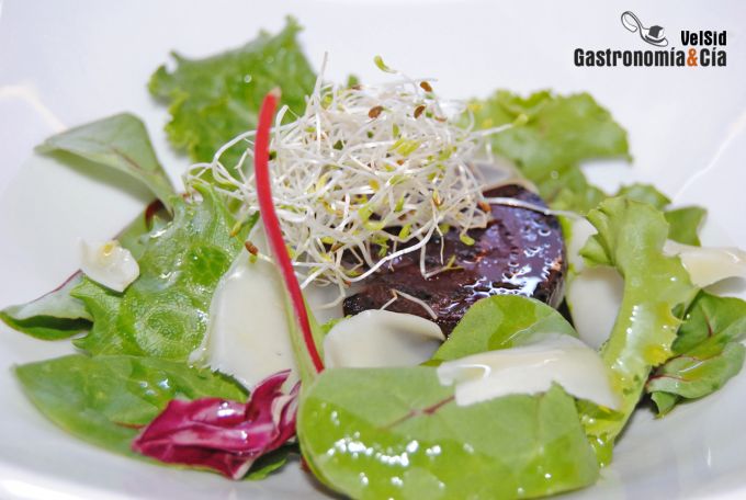 Ensalada de remolacha asada y queso San Simón