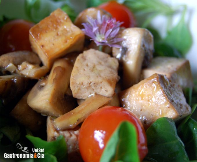 Ensalada de champiñones y tofu 