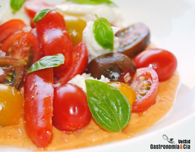 Ensalada de tomate con salmorejo