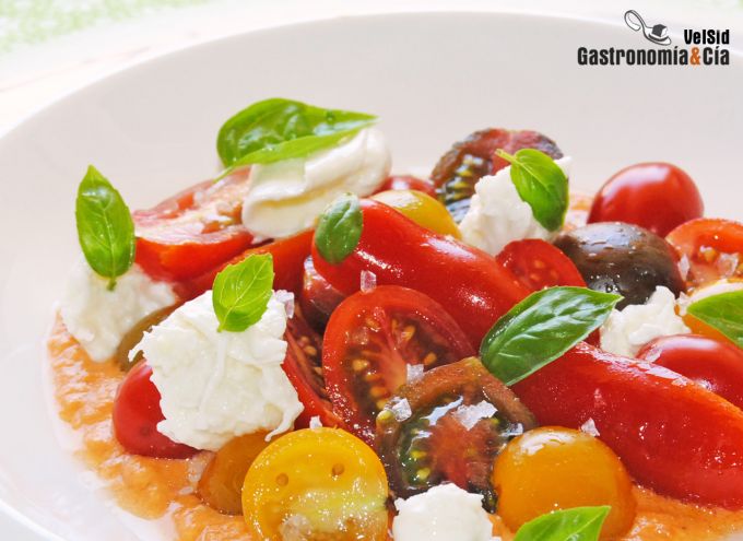 Ensalada de tomate con salmorejo