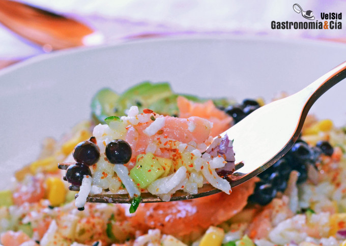 Ensalada de arroz con salmón ahumado, pepino y vinagret