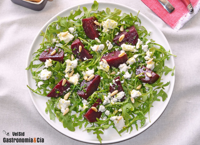 Ensalada de rúcula y remolacha con queso rulo de cabra