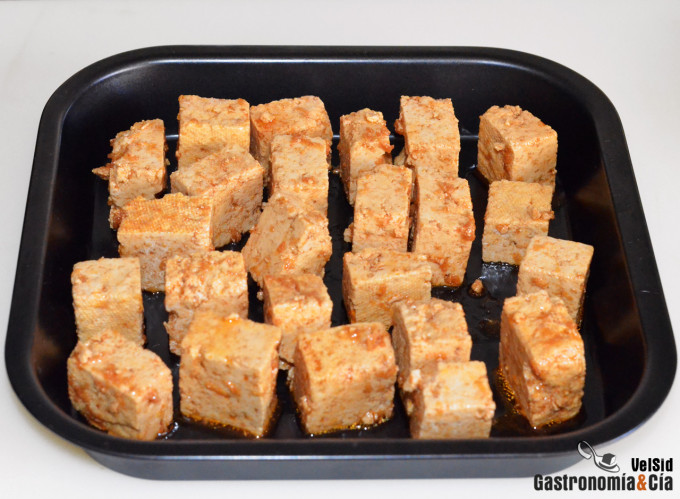 Ensalada de tofu marinado con salsa de soja