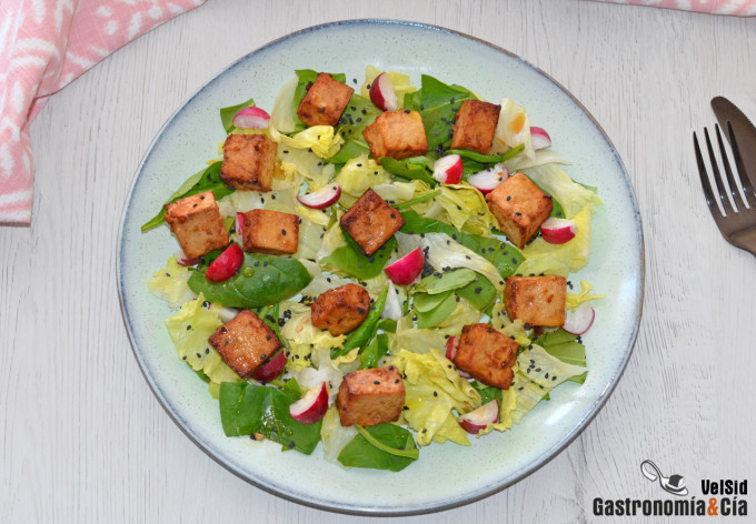 Ensalada de tofu marinado con salsa de soja