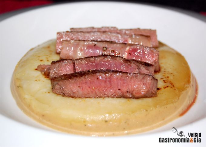 Entrecot con velo de Arzúa-Ulloa sobre puré de garbanzo