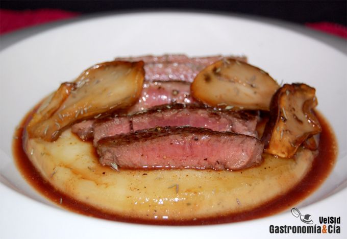 Entrecot con velo de Arzúa-Ulloa sobre puré de garbanzo