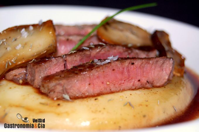 Entrecot con velo de Arzúa-Ulloa sobre puré de garbanzo