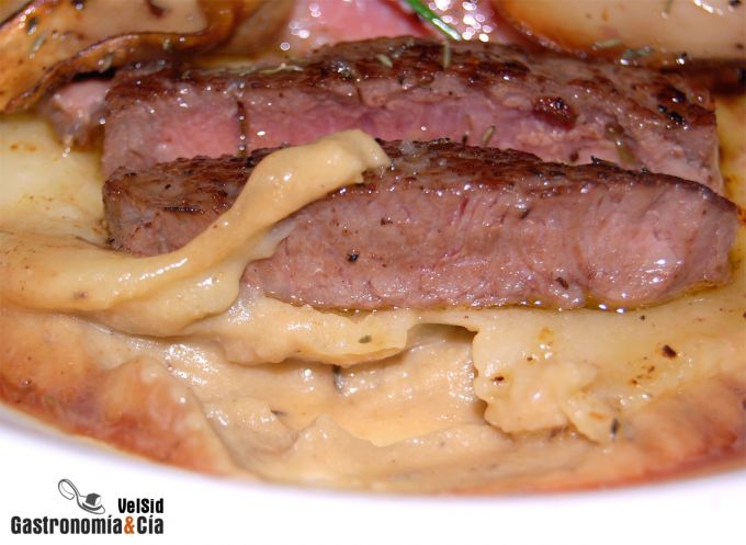 Entrecot con velo de Arzúa-Ulloa sobre puré de garbanzo