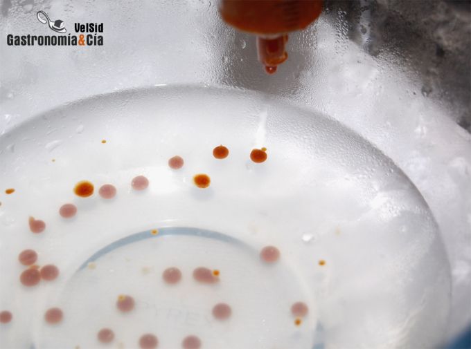 Salmón marinado con caviar de soja